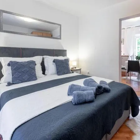 Old Town Cozy - One Bedroom Апартаменты *